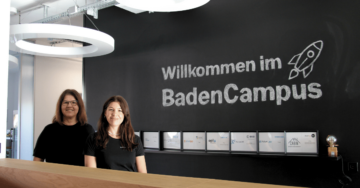 Simone und Teresa heißen Sie im BadenCampus willkommen